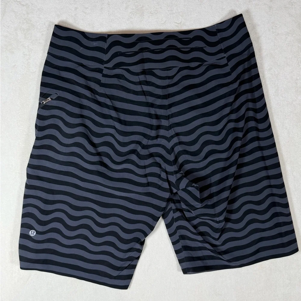 Lululemon Athletica Size Large Black and Gray Wave Pattern Men's Swim Shorts